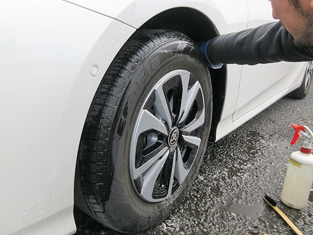 3.ホイールやタイヤ、タイヤハウス内も洗い流します。